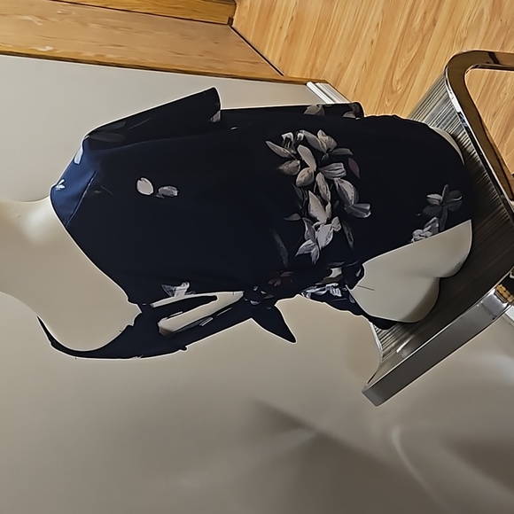 ★ 3 for $10 ★ Floral top - Picture 2 of 3